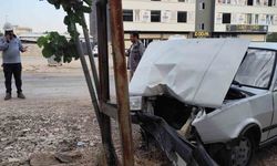 Kahta'da direğe çarpan otomobilde 2 kişi yaralandı