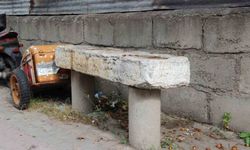 Kaldırımda dikkat çeken musalla taşı, cami bahçesinde yer bulamadı