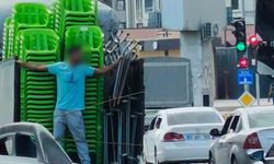 Kamyonet kasasında tehlikeli yolculuk görüntülendi