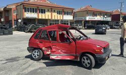 Kamyonet otomobili biçti: 1 kişi yaralı