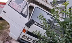 Kamyoneti durdurmaya çalışan genç, korkuluklar arasında sıkıştı
