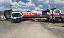 Karabük'te lokomotif tıra çarparak kaza yaptı