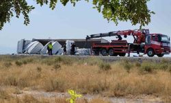Karapınar'da devrilen tırın sürücüsü kazayı yara almadan atlattı