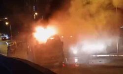Kartal'da minibüs alev aldı: Patlamalar paniğe yol açtı