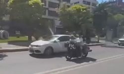 Kasksız Motosiklet Yolculuğu: Gençler Ters Oturarak Yola Çıktı