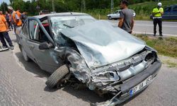 Kastamonu'da Otomobil ve Kamyonet Çarpıştı: 3 Kişi Yaralı