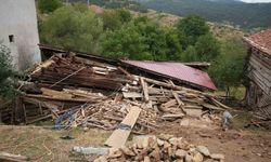 Kastamonu'daki tadilat sürecinde köy evi çöktü, 5 kişi kurtarıldı