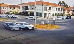 Kavşakta iki otomobil çarpıştı, kaza anı kamerada: 1 yaralı