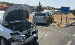 Kavşakta otomobiller çarpıştı: 1 kişi yaralandı