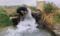 Kavurucu sıcaklarda buz gibi sondaj suyunda serinledi