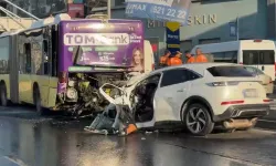D-100’de feci kaza! İETT otobüsüne çarpan otomobilde 3 kişi hayatını kaybetti