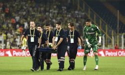 Kerem Aktürkoğlu, maçta sedye ile sahayı terk etti