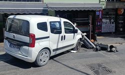 Kırmızı ışık ihlali yapan hafif ticari araç, ticari taksiyle çarpıştı