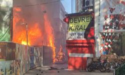 Kocaeli'de Konteyner Yangını İki İşletmeyi Tehdit Etti