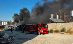 Konteynerlerdeki yangın itfaiye müdahalesiyle söndürüldü