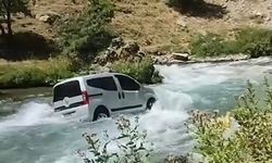 Kontrolden Çıkan Kamyonet Bahçesaray Çayı'na Düştü