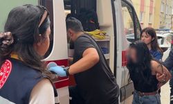 Küçük çekiçle apartmanı birbirine katan kadının korkan çocuğunu polis sakinleştirdi
