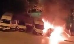 Küçükçekmece'de iki araçta yangın paniği