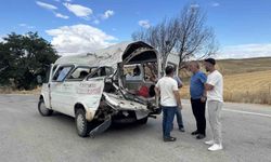 Kulu'da ev eşyası taşıyan kamyonet ile minibüs çarpıştı