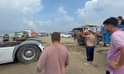 Kumda Mahsur Kalan Tır, İki Traktörle Kurtarıldı