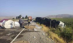 Kumlu'da Tırın Yola Devrilmesi Sonucu Rulo Saclar Saçıldı