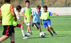 Kur'an kursu öğrencileri futbol sahasında ter döktü