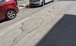 Kurtuluş Mahallesi'ndeki bozuk yollar sürücüleri zorluyor