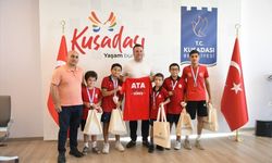 Kuşadası'nın Şampiyon Güreşçileri Başkan Vekili Demirtaş'ı Ziyaret Etti