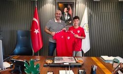 Kuzey Topçu'dan Başkan Zencirci'ye Anlamlı Forma Hediyesi