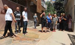 Mahalle Sakinleri Çukurlara Tepki Olarak Halı Serdi