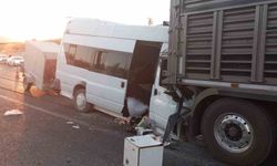 Malatya'da işçi taşırken kaza yapan minibüs tıra çarptı: Çok sayıda yaralı var