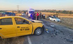 Manyas'ta iki aracın çarpıştığı trafik kazasında 6 kişi yaralandı