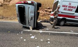 Mardin'de hafif ticari araç devrildi: 1 kişi öldü, 1 yaralı