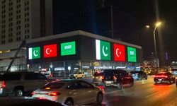 Mekke'deki simge yapılar, Türkiye ve Pakistan bayraklarıyla aydınlatıldı