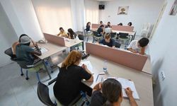 Mersin'de gençler sınav hazırlıklarına okuma salonunda devam ediyor