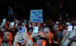 Merve Özbey, Tavas Zeybek Festivalinde büyük bir heyecan yarattı