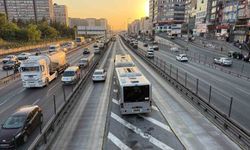 Metrobüs, dengesini kaybeden kadına çarptı