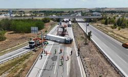 Meyve yüklü tır devrilince Avrupa Otoyolu trafiğe kapandı