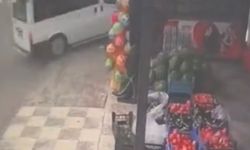 Minibüs kontrolden çıkarak ev bahçesine düştü: O anlar görüntülendi