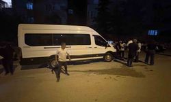 Minibüsün altında kalan çocuk hastaneye kaldırıldı