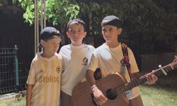 Minik İkizler Deniz ve Çağan, Kütahya Sokaklarında Müzik Yapıyor