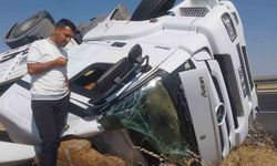 Mobilya yüklü tır şarampole devrildi, sürücü yaralandı