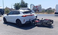 Motosiklet, duraklayan araca çarptı