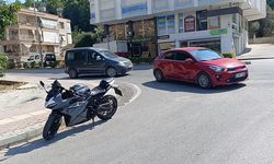 Motosiklet otomobile çarptı: 1 kişi yaralı