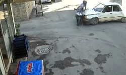Motosiklet sürücüsü kaza anında havaya fırladı