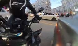 Motosiklet sürücüsü otomobile çarparak havada takla attı, o anlar kaydedildi