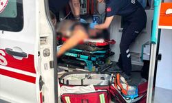 Motosiklet sürücüsü servis aracına çarpıp tıra savruldu, ağır yaralandı