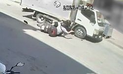 Motosiklet ve kamyonet çarpıştı: 2 genç yaralı