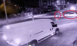 Motosiklet ve otomobil çarpıştı, kaza anı kamerada