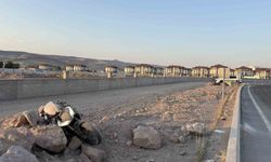 Motosiklet virajda devrildi: 2 kişi yaralandı
